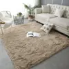 Venta al por mayor transfronteriza de mantas suaves de felpa de seda de color sólido teñidas en degradado para sofás, mantas refrescantes para dormitorios, mantas de mesita de noche y alfombras de sala de estar de cuerpo entero.