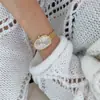 O Novo Relógio Oval de Nicho Feminino da Moda com Pulseira Minimalista de Bambu Cria uma Sensação de Sofisticação ao Redor do Pulso