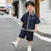 Conjunto Jeans Xadrez de Manga Curta para Meninos Verão 2026 Novo Estilo de Verão Roupa de Duas Peças Fresca e Estilosa para Bebês
