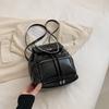 Bolso de hombro popular para mujer de este año 2023 nuevo mochila pequeña de cadena combinable bolso de viaje de moda mini mochila escolar