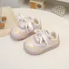 Zapatillas de Entrenamiento Alemanas Bordadas con Flores para Niñas 2026 Primavera y Otoño Nuevos Zapatos Casuales Versátiles de Moda para Niños Estilo Retro Zapatos Forrest Gump