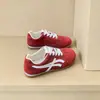 Tênis de treino alemães da moda estilo coreano para mulheres, finos e respiráveis para primavera/verão, tênis brancos versáteis, de sola reta, estilosos, estilo popular online e sapatos casuais