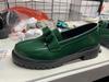 2025 Novos Mocassins Retrô de Salto Médio com Borla de Couro Envernizado Brilhante Tamanho Grande Exportação Sapatos Casuais da Moda Europeia e Americana