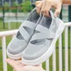 Novos sapatos de mola e verão respiráveis para mães, confortáveis e frescos, sapatos casuais transfronteiriços femininos alargados para esportes, caminhada e viagens