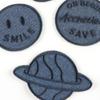 Reparación de agujeros con el logotipo del bordado, pegatinas de bordado con letras en inglés, etiqueta de tela autoadhesiva, parche para chaqueta de plumas, pegatinas de tela