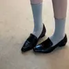 Versión de cuero suave~Zapatos de mujer planos de cuero suave estilo retro negro con punta fina, adelgazantes, para commuting, con aumento interno de altura