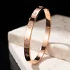 Pulsera de acero de titanio con trébol de cuatro hojas y diamantes para mujer, con explosiones de comercio exterior transfronterizo, que no se desvanece, con hebilla de lujo ligera y marea.