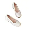 Nuevos zapatos casuales cómodos de estilo chino para madres, nuevo modelo de otoño 2026, tacón de cuña, suela suave, suela gruesa, boca poco profunda, zapatos de cuero suave de una sola pieza