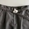 Pantalones cortos de pierna ancha de cuero PU negro estilo minimalista old money, otoño, corte holgado, adelgazantes, moda versátil, casual, de longitud media