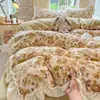 Conjunto de quatro peças em veludo de leite esculpido para outono e inverno, espessado e quente, com acabamento em renda, capa de edredom com estampa floral colorida e conjunto de lençóis de três peças