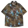 Camisa de Manga Curta com Base de Cor Caramel Caramelizado Sujo e Estampa de Rosa com Fita Floral, Camisa Solta Fina e Fluida para Homens e Mulheres
