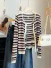 Conjunto de Duas Peças Cardigan de Tricô Listrado Manga Longa Estilo Coreano Cores Contrastantes Simples + Camisola Emagrecedora - Outono 2026
