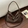Bolsa de hombro casual de correa ancha, nuevo estilo para principios de otoño de 2026, bolsa cruzada versátil, bolsa tote de gran capacidad para el antebrazo para mujer