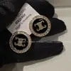 Nova moda design de alta qualidade pintura metálica a óleo duplo C requintado simples nicho estilo frio francês clipe de orelha triunfante