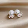 Brincos de Pérola com Flor de Gotejamento de Óleo de Agulha de Prata, Estilo Fresco de Verão, Brincos Exquisitos com um Toque de Luxo Leve e de Alta Qualidade, Brincos de Designer