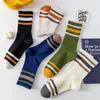 Meias absorventes de suor desodorantes masculinas para primavera e verão meias casuais ins da moda comprimento médio da panturrilha Meias listradas respiráveis meias esportivas meias