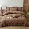Conjunto de Cama Simples Estilo Creme de Algodão Longo de Quatro Peças com Renda Franzida Francesa e Capa de Edredom Floral Vazada, Adequado para Todas as Estações