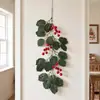 Enfeite de parede de azevinho artificial de Natal transfronteiriço, apresentando folhas de azevinho verde-escuras e bagas vermelhas, para decoração de parede interna e arranjos florais festivos
