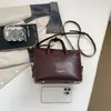 2026 Nuevo Bolso Almohada Boston Estilo Maillard para Mujer Bolso de Mano Retro Bolso de Hombro Cruzado Decoración de Bola de Pelo para Viajes Diarios