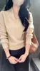 Suéter de punto de cuello en V color albaricoque de alta gama para mujer, otoño e invierno 2025, nuevo, suave, tipo cera, top de punto básico