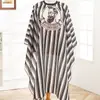 Bata Rayada para Peluquería del Fabricante, Herramientas de Peluquería, Bata para Uso Doméstico de Adultos para Permanentes, Tintes y Tratamientos con Aceite, Bata para Cortar el Cabello de Uso en Salón de Peluquería