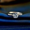 Anillo de moda para mujer con seis garras y circonitas simuladas, ideal para una propuesta elegante.