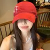 Gorra de béisbol roja de alta calidad para mujer, cabeza grande, estilo urbano moderno, gorra de visera ancha con letras que hace que la cara se vea más clara