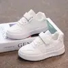 Tênis esportivo para meninas, tênis casual leve para crianças, modelo primavera/verão 2026, sapatos casuais de couro à prova d'água antiderrapantes para meninos, modernos