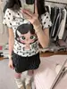 Camiseta Feminina Manga Curta com Estampa de Desenho Estilo Americano e Borda Franzida, Verão 2026, Slim Fit, Falso Duas Peças