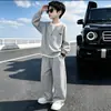 Conjunto de Roupas de Outono para Meninos 2026 Novo Estilo Crianças Maiores Lindo Fashionável Menino Outono Infantil Estilo Outono e Primavera Hoodie Falso de Duas Peças