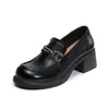 Sapatos femininos de couro legítimo de luxo, novo modelo outono 2026, mocassins slip-on versáteis na cor marrom, sapatos casuais clássicos