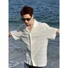 2026 Verano Transpirable Fresca Atractiva Camisa Hombre Manga Corta Sensación Cuello Cubano Verano Calada Casual Camisa de Pareja Moderna