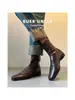 Versão em Pele de Ovelha Versão em Couro Macio! Botas Curtas com Elevação Interna para Mulheres Botas de Inverno 2025 Elegantes Francesas Maillard Retrô
