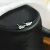 Colección de Aretes Lisos de Plata para Estudiantes Mujeres, Aretes Versátiles de Moda, Venta al por Mayor de Invierno, Estilo Ins de Aguja de Plata con Moño