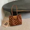 Bolsa de camurça para mulheres, nova coleção de outono 2026, design de bolinhas, estilo retrô, adequada para o dia a dia, grande capacidade, bolsa de ombro