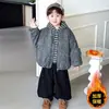 Conjunto de otoño e invierno para niños con forro polar y grosor 2026 nuevo y elegante abrigo acolchado de lana para bebé conjunto de tres piezas para niños