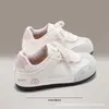 Tênis de Treino com Cadarço para Mulheres 2026 Primavera e Outono Novo Estilo Coreano Bico Redondo Plano Malha Respirável Desenho Animado Sapatos Brancos Confortáveis