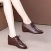 Novo Estilo Primavera e Outono 2026 Sapatos para Mães Salto Plataforma Bico Redondo Estilo Retrô Confortáveis Versão Coreana Aumentam a Altura Sapatos de Couro para Mulheres Uso Diário