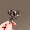 Novo Prendedor de Cabelo Flor de Cristal 2026 para Mulheres, Acessório de Cabelo Estilo Coreano de Luxo Leve, Grampo Lateral, Ornamento de Cabelo com Design Metálico de Nicho