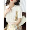 Primavera e Verão 2025 Exquisita Simples Macia e Confortável Pequeno Galho Gola Redonda Cor Sólida Blusa de Tricô Pequeno Botão Dourado Manga Curta Top para Mulheres