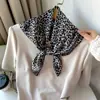 Pañuelo Versátil de Seda Artificial con Estampado de Leopardo Transfronterizo Europeo y Americano Bufanda Cuadrada Pequeña Bufanda Chal de 70 cm Bestseller de Amazon