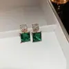 Brincos Geométricos de Zircônia Esmeralda Estilo Europeu e Americano, Brincos de Luxo Leve de Alta Qualidade para Mulheres, Acessórios de Orelha Retrô Únicos com Senso de Design, Estilo Nicho