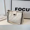 Bolsa de Ombro Acolchoada Grande Capacidade para Viagens Transfronteiriças para Mulheres, Nova Moda 2026 Simples Estilo Chanel Bolsa de Ombro Transversal