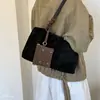Bolso de mano de moda casual de un solo hombro gran capacidad 2026 versátil para el trabajo de otoño gamuza nuevo bolso simple para mujer estilo coreano