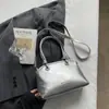 2026 Nuevo Bolso Cuadrado Pequeño para Mujer Estilo Coreano con Lazo y Colgante de Perla, Bolso Cruzado de Mano Versátil y de Moda, Nicho de Alta Gama