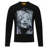 Camiseta Retrô com Retrato Desgastado de Manga Longa Estampa Wrap em Inglês Escrito à Mão Top Camada Interna Solta Redondo Nicho Americano