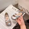 Sapatos de Princesa Estilosos para Crianças 2026 Novo Estilo de Verão Sandálias Fechadas com Laço para Meninas Sapatos de Couro Macio para Meninas