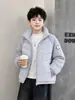 Jaqueta de Inverno com Penas para Meninos 2026 Novo Estilo Quente de Inverno Gola Alta Leve Roupa Externa Crianças Médias e Grandes Casual Roupas Infantis Tendência