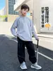 Camiseta de manga larga con cuello alto y retazos para niño, nuevo estilo otoño 2026, diseño de panda, adecuada para niños de talla mediana y grande, estilo coreano, versátil, de corte holgado y casual