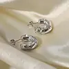 Pendientes con Forma de C E705 Estilo Europeo y Americano Transfronterizo Patrón Irregular Martillado Incrustaciones de Circonita Pendientes de Cobre Chapados en Oro de 18 Quilates Joyería para Mujer Fabricante